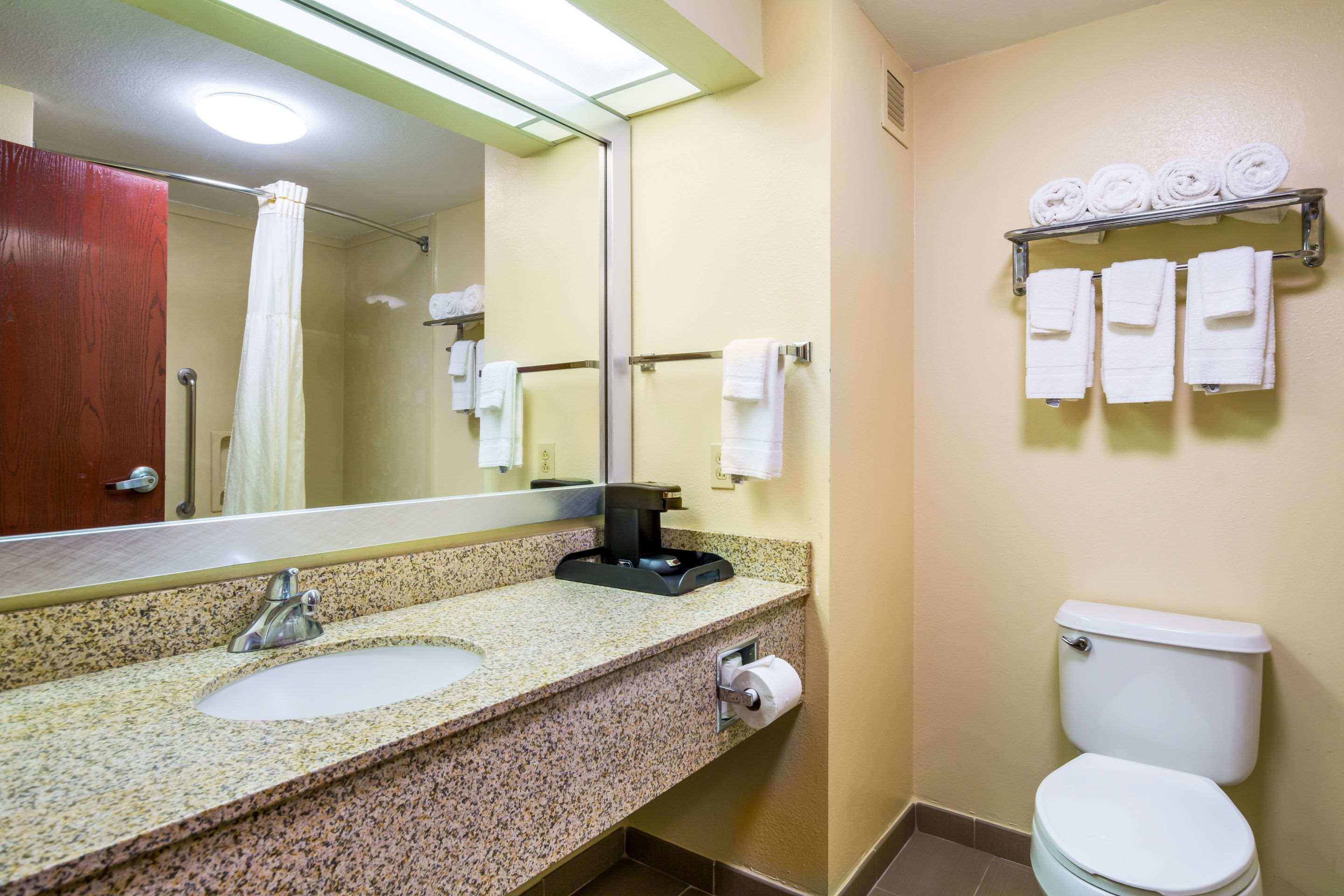 Quality Inn & Suites-Sellersburg Экстерьер фото